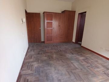 CASA con 3 FRENTES, VISTA  A PARQUE  4 DORMITORIOS