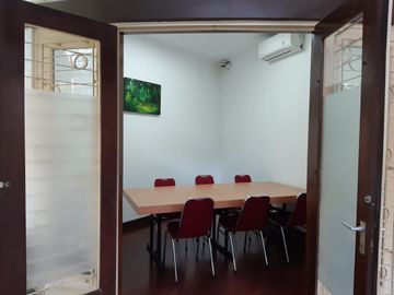 Disewakan Kantor Full Furnished Lokasi Strategis Kapasitas 4-6 Orang/Ruangan