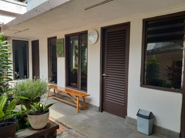Disewakan Kantor Full Furnished Lokasi Strategis Kapasitas 4-6 Orang/Ruangan