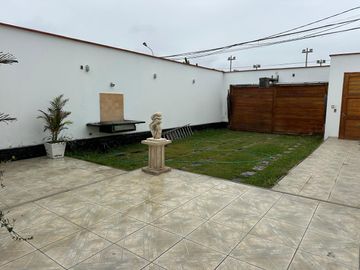 Acogedora e iluminada casa  con salida a parque 🏡🌳
