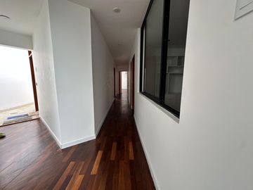 Acogedora e iluminada casa  con salida a parque 🏡🌳