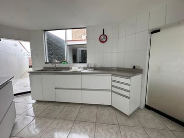 Acogedora e iluminada casa  con salida a parque 🏡🌳
