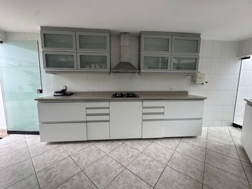 Acogedora e iluminada casa  con salida a parque 🏡🌳