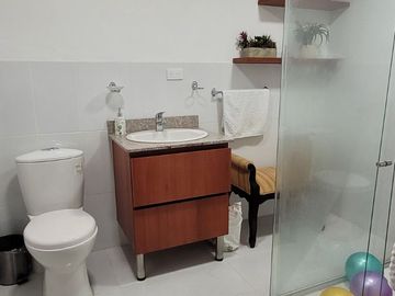 Venta apartamento en unidad cerrada con acabados de alta calidad, amplias áreas y una ubicación privilegiada.
