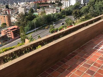Venta departamento dúplex, 550mts,  en urbanizacion Colinas del Pichincha