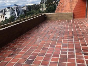 Venta departamento dúplex, 550mts,  en urbanizacion Colinas del Pichincha