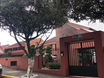 Venta departamento dúplex, 550mts,  en urbanizacion Colinas del Pichincha