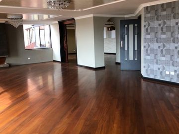 Venta departamento dúplex, 550mts,  en urbanizacion Colinas del Pichincha