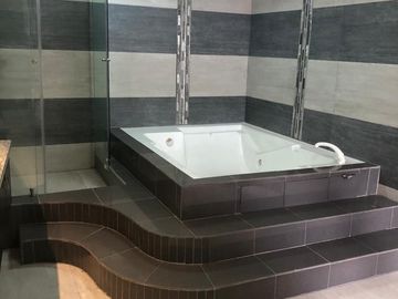 Venta departamento dúplex, 550mts,  en urbanizacion Colinas del Pichincha