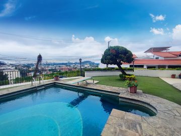 Venta Casa de 5 dormitorios en Lomas de Urdesa Urbanización cerrada - Guayaquil - C360