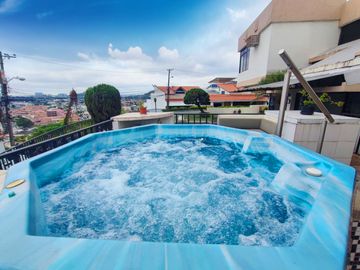 Venta Casa de 5 dormitorios en Lomas de Urdesa Urbanización cerrada - Guayaquil - C360