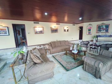Venta Casa de 5 dormitorios en Lomas de Urdesa Urbanización cerrada - Guayaquil - C360