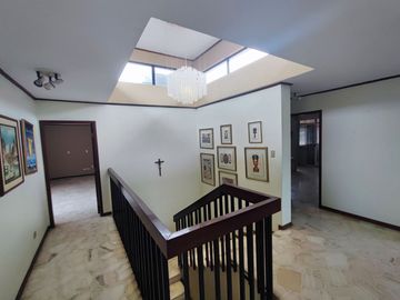 Venta Casa de 5 dormitorios en Lomas de Urdesa Urbanización cerrada - Guayaquil - C360