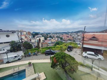 Venta Casa de 5 dormitorios en Lomas de Urdesa Urbanización cerrada - Guayaquil - C360