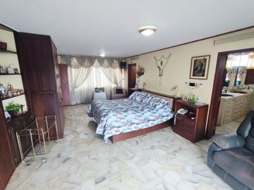 Venta Casa de 5 dormitorios en Lomas de Urdesa Urbanización cerrada - Guayaquil - C360