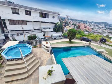 Venta Casa de 5 dormitorios en Lomas de Urdesa Urbanización cerrada - Guayaquil - C360