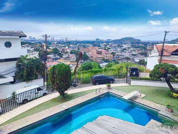 Venta Casa de 5 dormitorios en Lomas de Urdesa Urbanización cerrada - Guayaquil - C360
