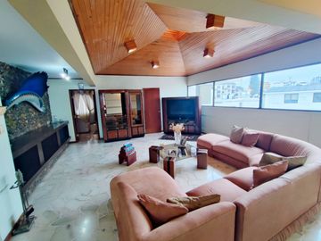 Venta Casa de 5 dormitorios en Lomas de Urdesa Urbanización cerrada - Guayaquil - C360