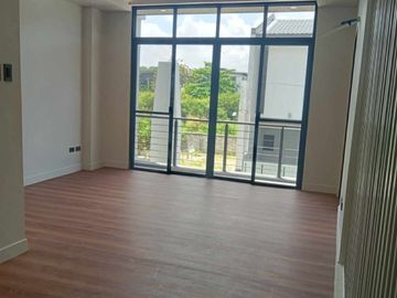 Vermont Park Executive Village Brand New 5 BR Townhouse for Sale 14.5M Only SD