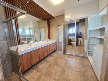 Spacious and Stunning: 5-Bedroom House with Pool at Filinvest 2, Batasan