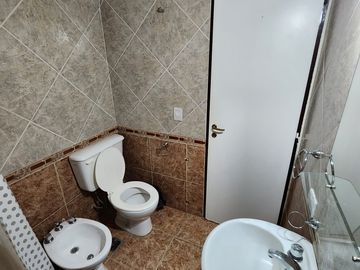 DEPARTAMENTO CENTRICO , COCHERA Y PILETA