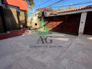 VENDO HERMOSA CASA DE 3 PISOS, DE 309 M2 CON 7 DORMITORIOS, 6 BAÑOS, JACUZI, JARDINES, COCHERA PARA 2 CARROS, AREA DE PARRILLAS, ZONA DE VISITAS