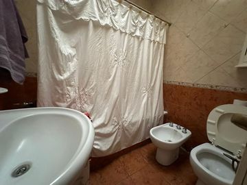Casa Semicentrica en calle Alberdi