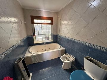 Casa Semicentrica en calle Alberdi