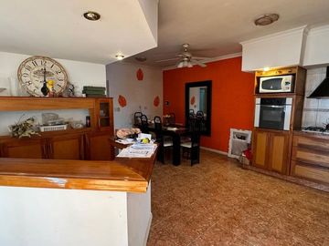 Casa Semicentrica en calle Alberdi