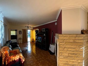 Casa Semicentrica en calle Alberdi