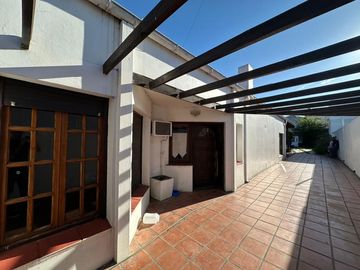 Casa Semicentrica en calle Alberdi
