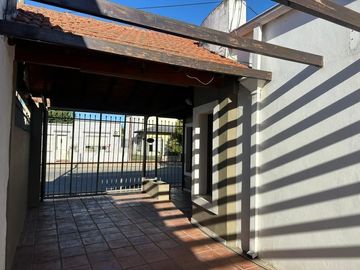 Casa Semicentrica en calle Alberdi