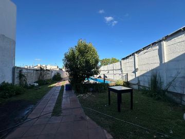 Casa Semicentrica en calle Alberdi
