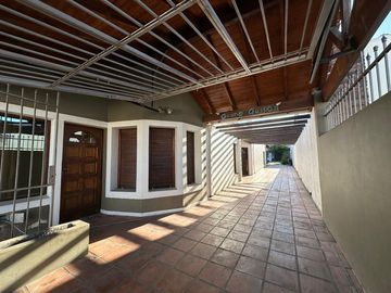 Casa Semicentrica en calle Alberdi