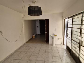 Amplia casa habitaciòn, equipada con 2 locales comerciales.