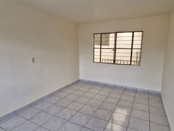 Amplia casa habitaciòn, equipada con 2 locales comerciales.