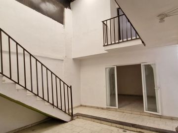 Amplia casa habitaciòn, equipada con 2 locales comerciales.
