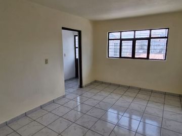 Amplia casa habitaciòn, equipada con 2 locales comerciales.