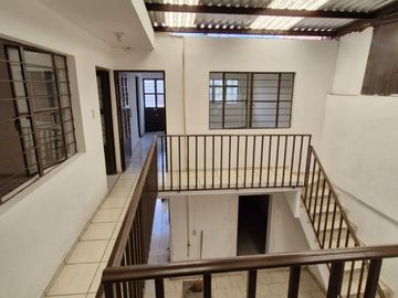 Amplia casa habitaciòn, equipada con 2 locales comerciales.