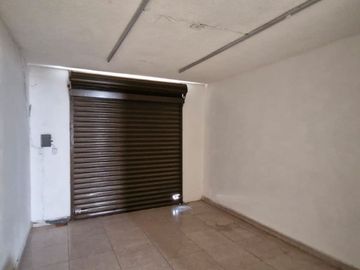 Amplia casa habitaciòn, equipada con 2 locales comerciales.