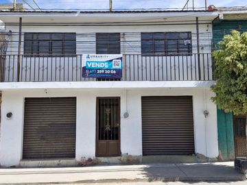 Amplia casa habitaciòn, equipada con 2 locales comerciales.