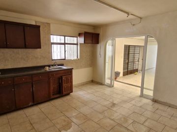 Amplia casa habitaciòn, equipada con 2 locales comerciales.