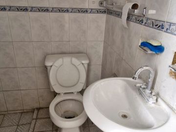 Amplia casa habitaciòn, equipada con 2 locales comerciales.