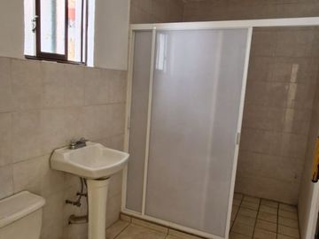 Amplia casa habitaciòn, equipada con 2 locales comerciales.
