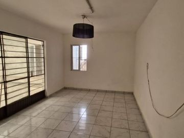 Amplia casa habitaciòn, equipada con 2 locales comerciales.