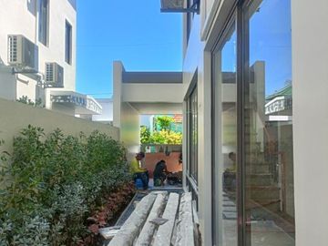 For sale 3 Storey Residential 5 Bedrooms House in BF Homes Paranaque City-MAA