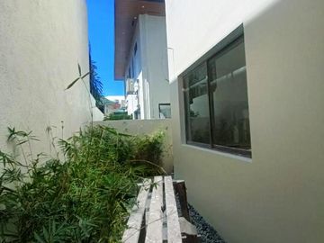 For sale 3 Storey Residential 5 Bedrooms House in BF Homes Paranaque City-MAA
