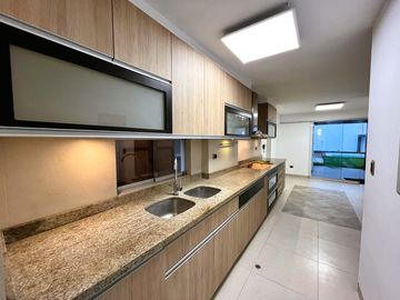 Se Vende Casa - 3 Pisos - Piscina - 360 M² - Miraflores