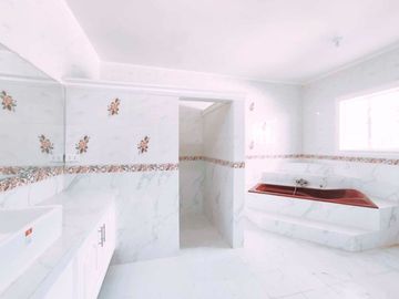 SPACIOUS MODERN 2 STOREY HOUSE FOR SALE IN BF RESORT VILLAGE