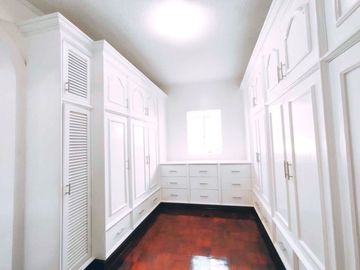 SPACIOUS MODERN 2 STOREY HOUSE FOR SALE IN BF RESORT VILLAGE